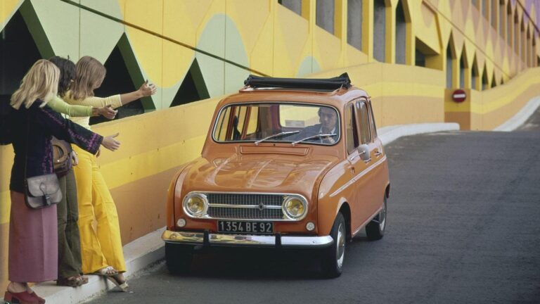 Parigi, o cara: la Renault 4 e il Sessantotto